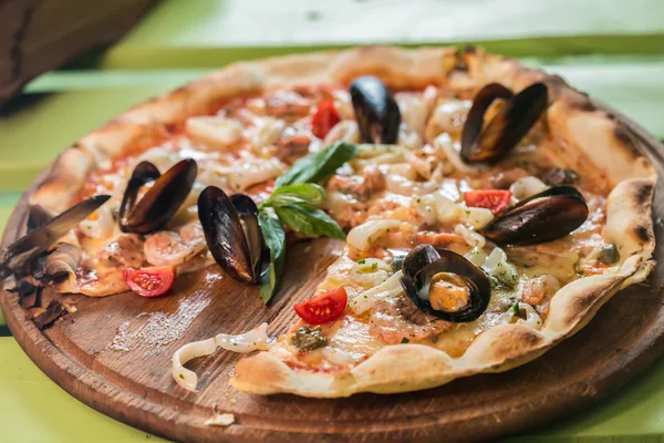 Traditional italian seafood pizza — Stock Photo, Image