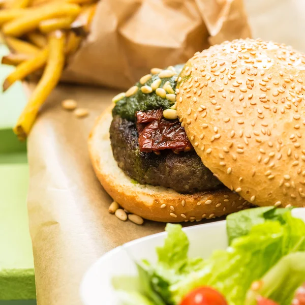 Smacznego hamburgera — Zdjęcie stockowe