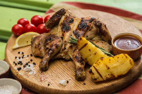 Placa de pollo a la parrilla en un restaurante —  Fotos de Stock
