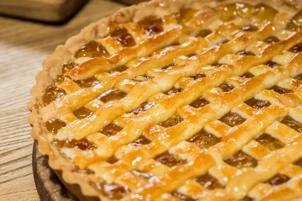 Torta di Natale fatta in casa con frutti di bosco . — Foto Stock