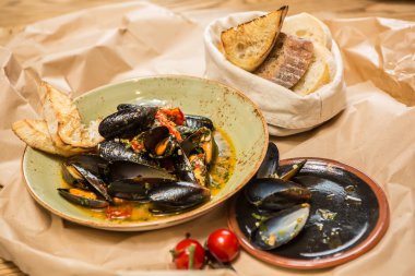 Moules Marinieres - Beyaz şarap sosuyla pişirilmiş midyeler.