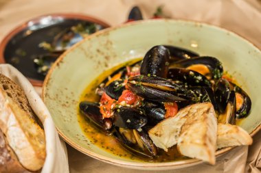 Moules Marinieres - Beyaz şarap sosuyla pişirilmiş midyeler.