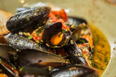 Moules Marinieres - Beyaz şarap sosuyla pişirilmiş midyeler.