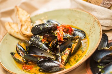 Moules Marinieres - Beyaz şarap sosuyla pişirilmiş midyeler.