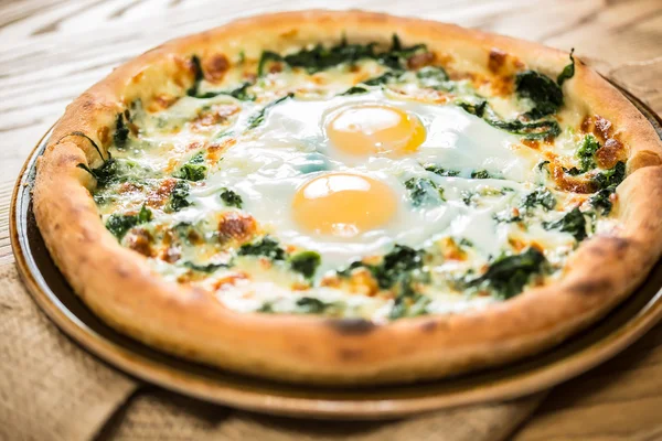 Margarita pizza with arugula and egg — Stock Photo, Image