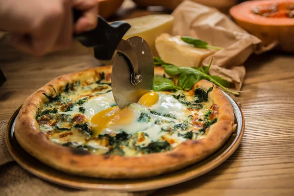 Margarita pizza arugula ja muna — kuvapankkivalokuva