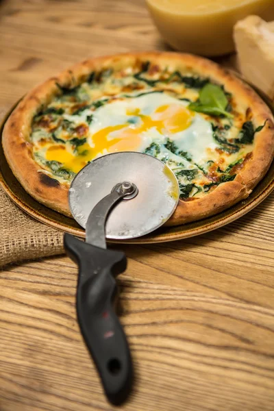 Margarita pizza with arugula and egg — Stock Photo, Image