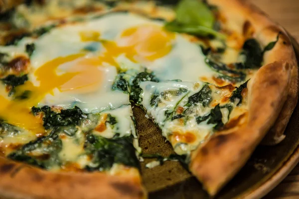 Margarita pizza with arugula and egg — Stock Photo, Image