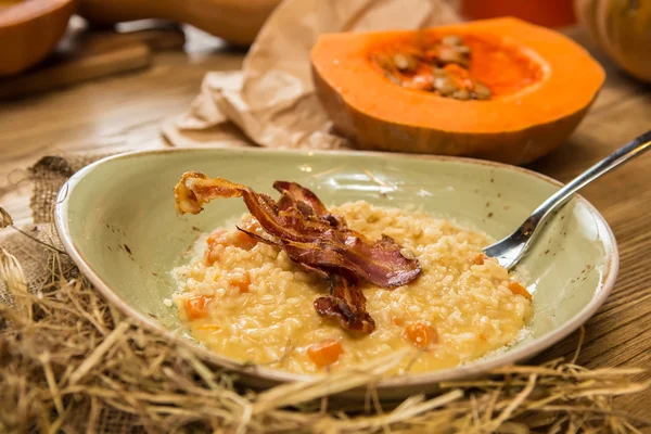 Italian risotto with grilled mushrooms and bacon — Stock Photo, Image