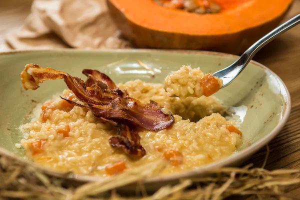 Italian risotto with grilled mushrooms and bacon — Stock Photo, Image