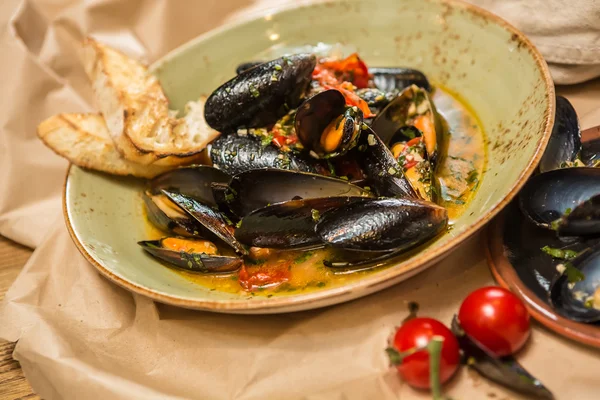 Moules Marinieres - Mussels cooked with white wine sauce. — Stock Photo, Image