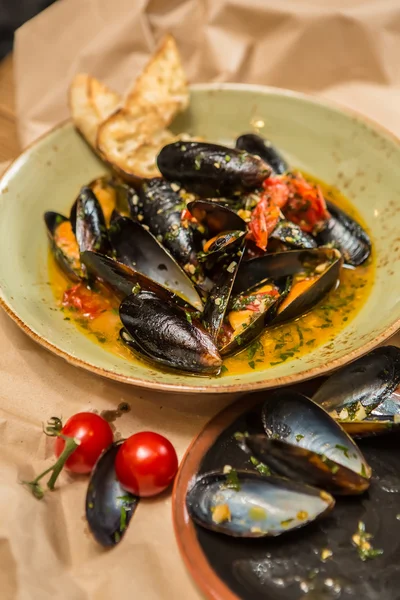 Moules Marinieres - Μύδια μαγειρεμένα με σάλτσα λευκού κρασιού. — Φωτογραφία Αρχείου