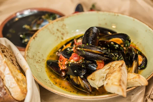 Moules Marinieres - Mussels cooked with white wine sauce. — Stock Photo, Image