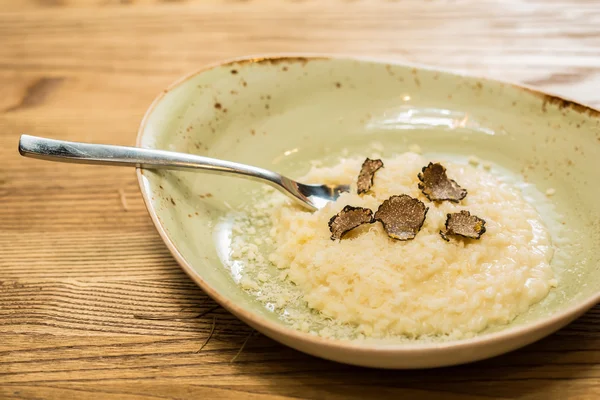 Risotto italiano com trufa preta — Fotografia de Stock