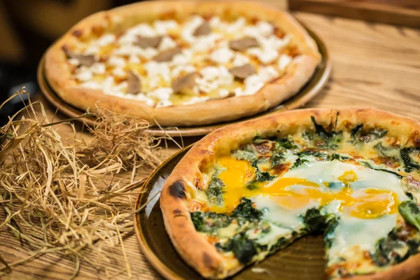 Margarita pizza with arugula and egg — Stock Photo, Image