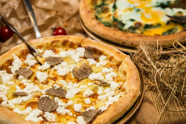 Italian pizza with truffels — Stock Photo, Image