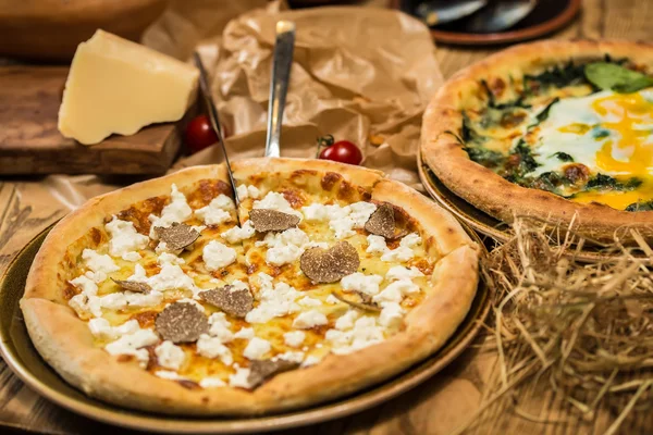 Italian pizza with truffels — Stock Photo, Image