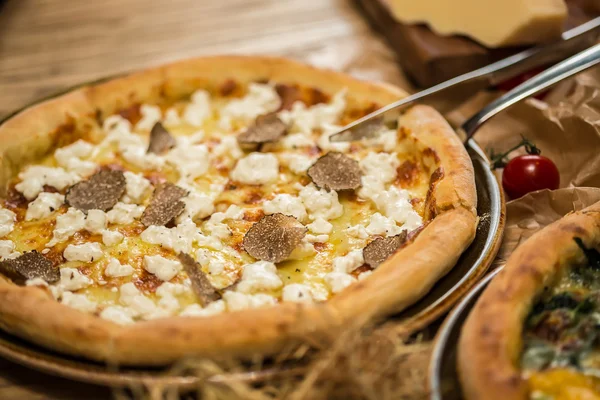 Truffels ile İtalyan pizza — Stok fotoğraf