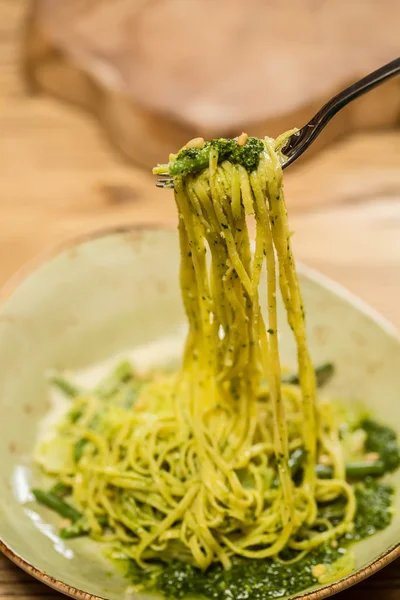 Pesto sos yakın çekim ile İtalyan makarna. — Stok fotoğraf