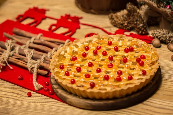 Домашний рождественский торт с лесными ягодами . — стоковое фото