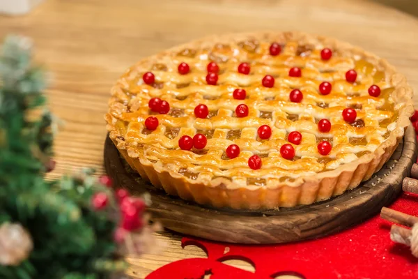 Hausgemachter Weihnachtskuchen mit Waldbeeren. — Stockfoto