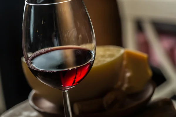 Czerwone wino w szklance — Zdjęcie stockowe