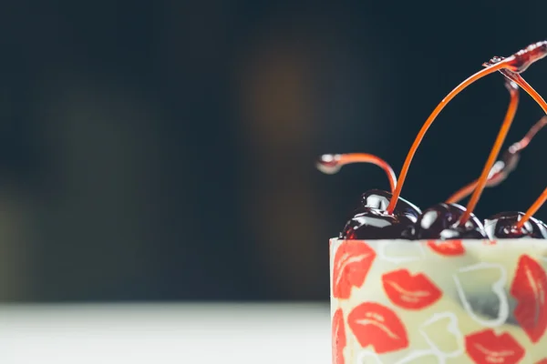 Dessert alla vaniglia con confiture di ciliegie — Foto Stock