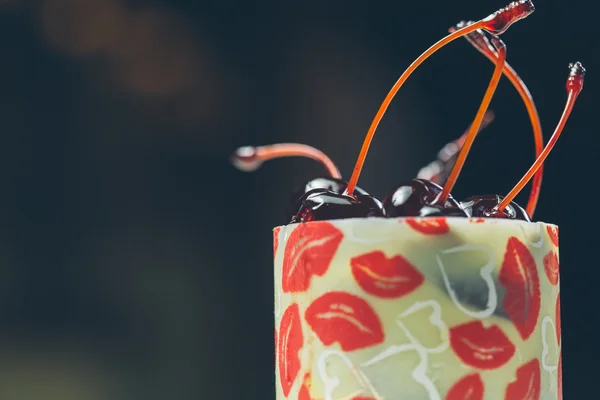 Vanilkový dezert s cherry cukrárnu — Stock fotografie