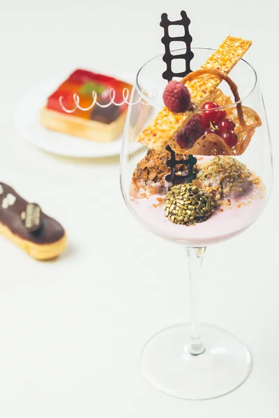 Primo piano di tartufi di cioccolato in eleganti bicchieri — Foto Stock