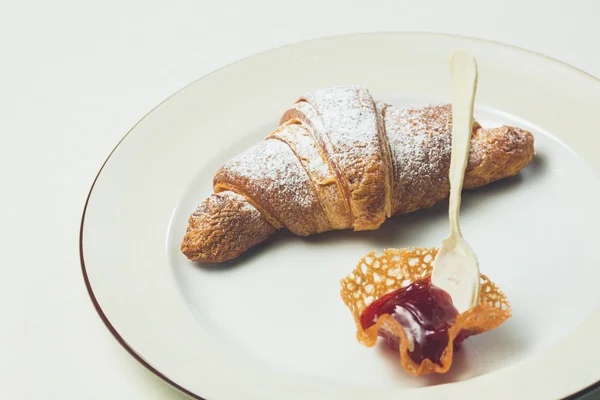 Petit déjeuner avec croissant — Photo