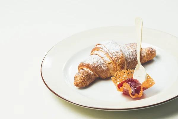 Desayuno con cruasán — Foto de Stock