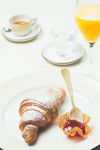 Desayuno con croissant, café y zumo —  Fotos de Stock
