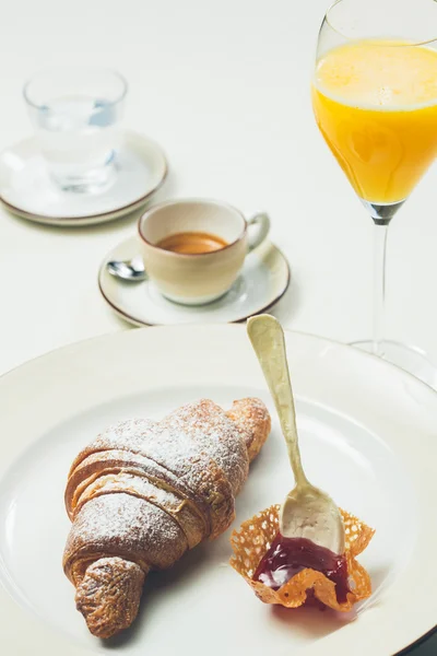 Frühstück mit Croissant, Kaffee und Saft — Stockfoto