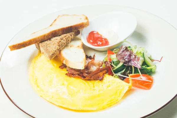 Omelette au bacon servi sur assiette blanche, légumes de côté — Photo