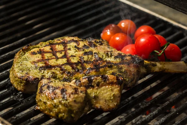 Flamme de steak grillée sur un barbecue — Photo