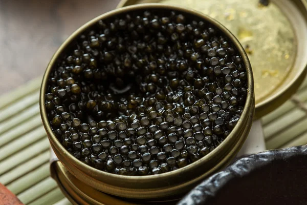 Black caviar in small round metal tin — Stock Photo, Image