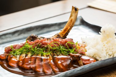 kavrulmuş domuz eti