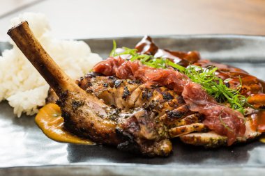 kavrulmuş domuz eti