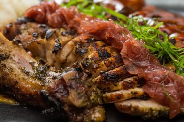 kavrulmuş domuz eti