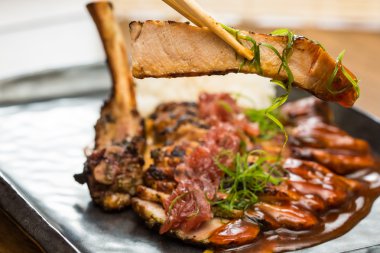 kavrulmuş domuz eti