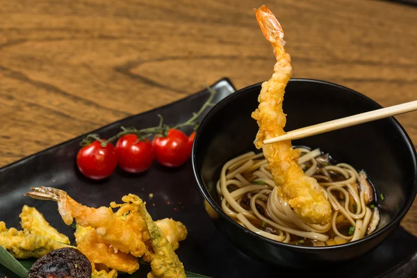 Crevettes tempura aux légumes — Photo