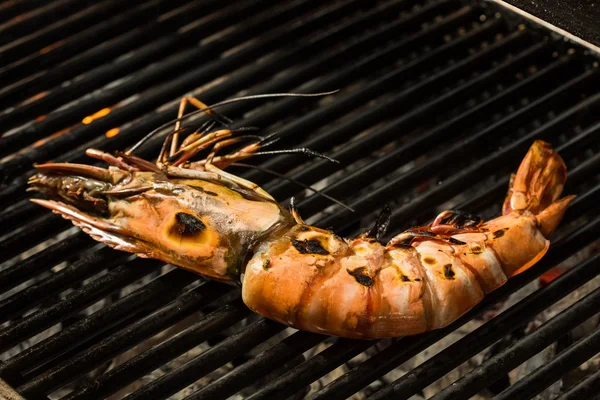 Grilled prawns on the grill — Stock Photo, Image