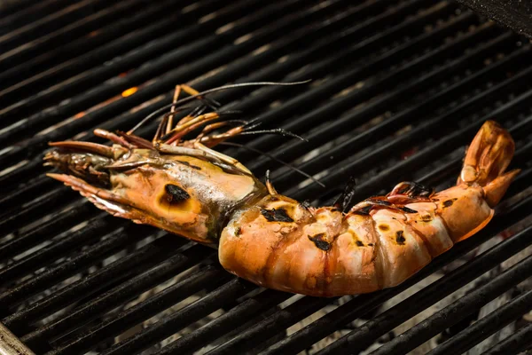 Grilled prawns on the grill — Stock Photo, Image