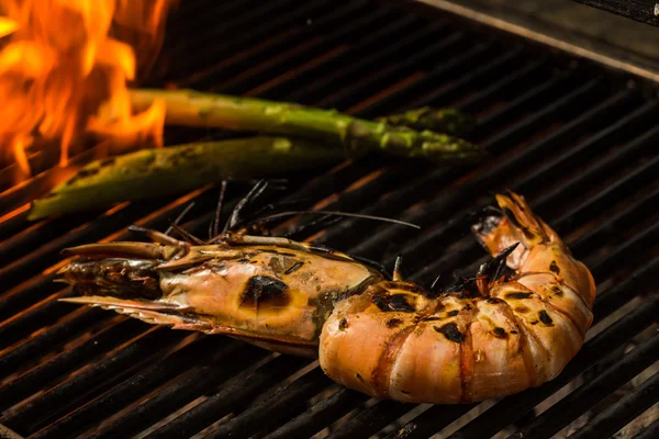 Grillade räkor på grillen — Stockfoto