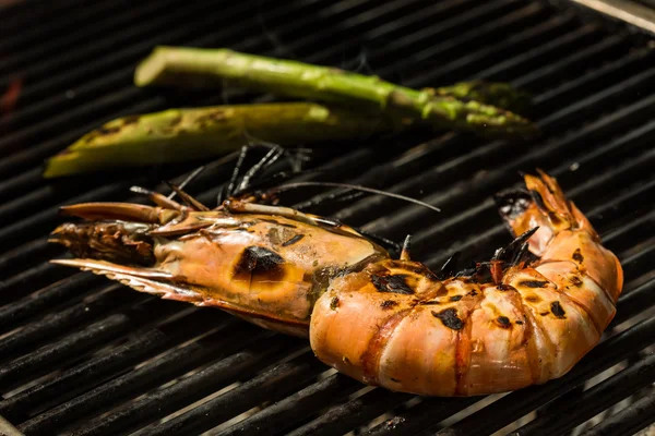 Grilled prawns on the grill — Stock Photo, Image