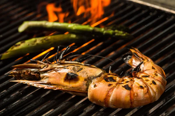 Grilled prawns on the grill — Stock Photo, Image