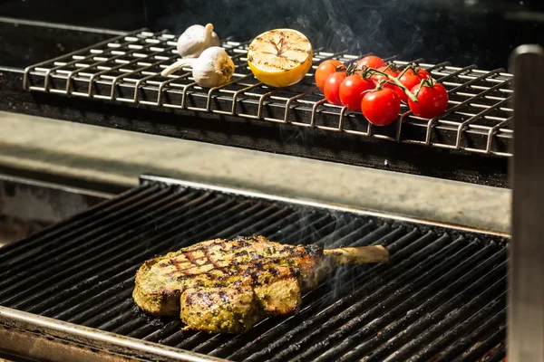 Steakflamme auf Grill gegrillt — Stockfoto