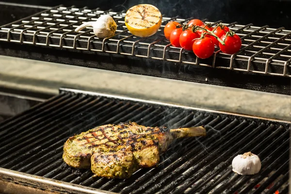 Chama de bife grelhado em um churrasco — Fotografia de Stock