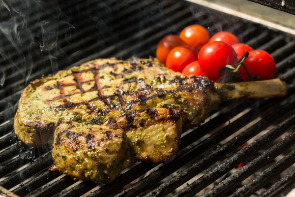 Fiamma di bistecca alla griglia su un barbecue — Foto Stock