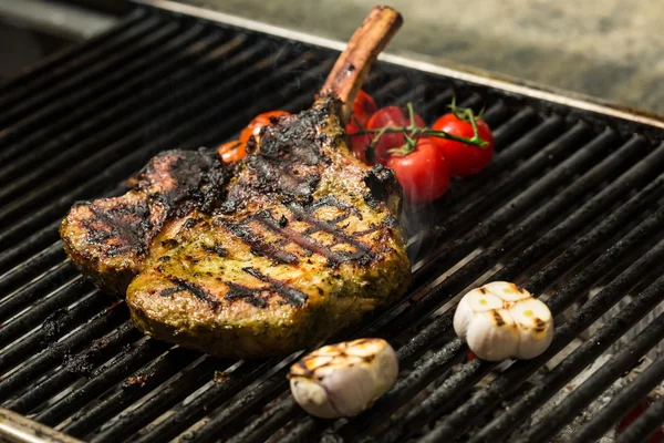 Fiamma di bistecca alla griglia su un barbecue — Foto Stock